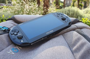 PS Vita dans un parc sur un sac