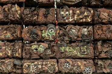 Véhicules écrasés prêts à être recyclés
