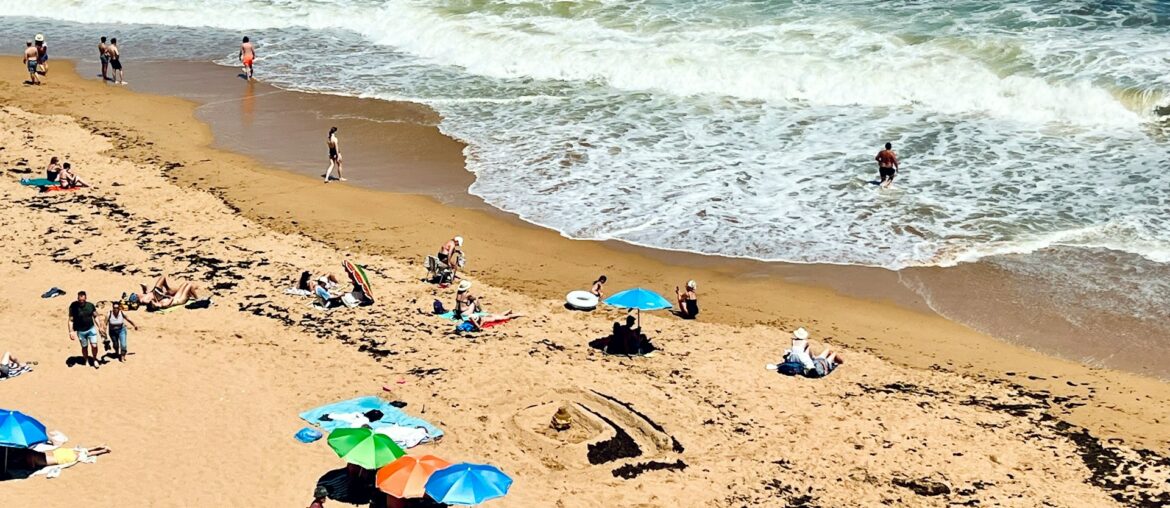 Plage avec des personnes. Idéal pour prendre sa retraite