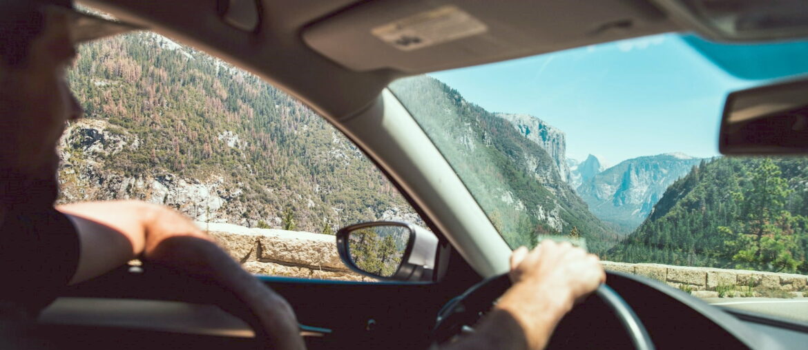 Un homme conduisant une voiture dans la nature