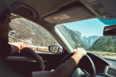 Un homme conduisant une voiture dans la nature