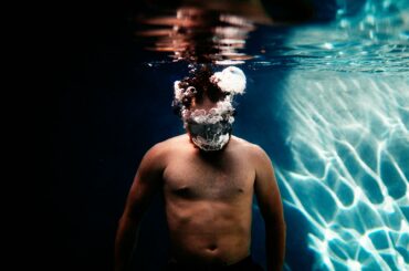 Un homme sous l'eau faisant des bulles