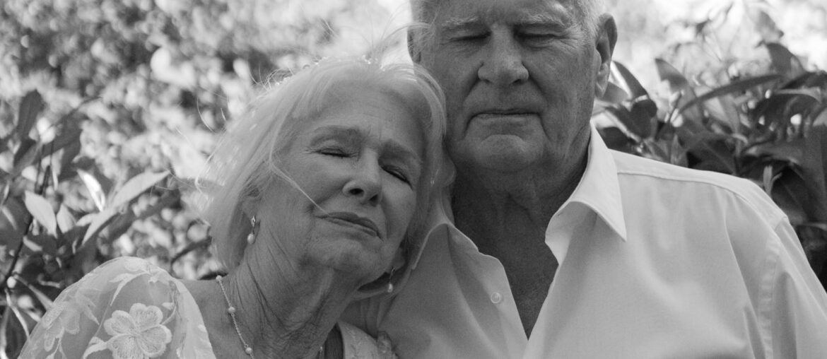 Un couple agé en noir et blanc