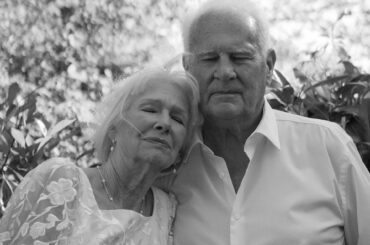 Un couple agé en noir et blanc