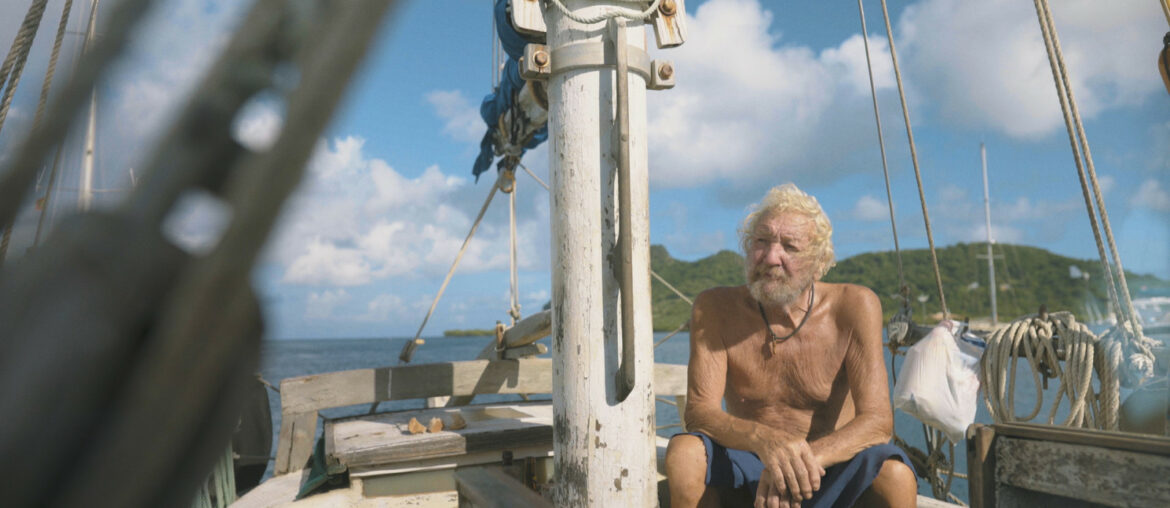 Paul Johnson sur son bateau pour le documentaire The Sailor.