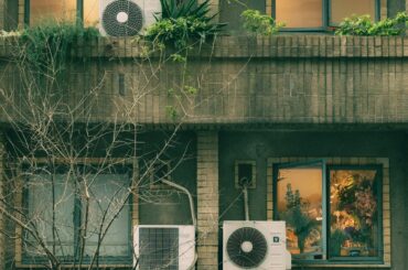 Pompe a chaleur sur la façade d'un immeuble