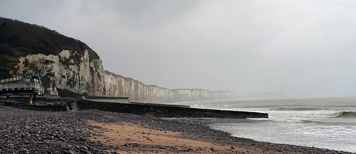 Plage de galets de Veules-les-Roses hors saison, sous un ciel gris et la bruine