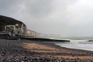 Plage de galets de Veules-les-Roses hors saison, sous un ciel gris et la bruine