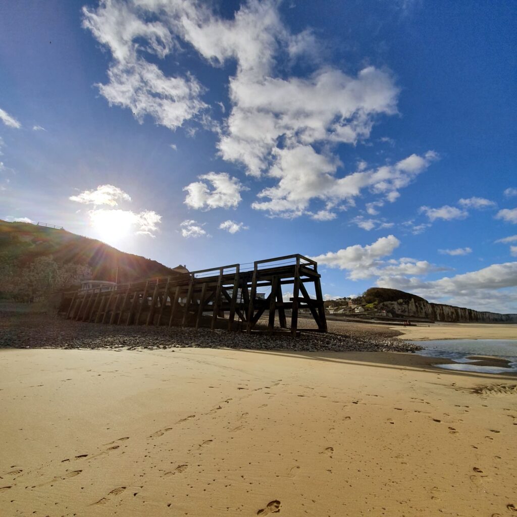 Ponton en bois sur la plage de Veules-les-Roses à marée basse, un dimanche matin ensoleillé
