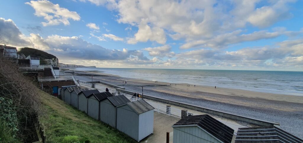 Vue sur la plage et les falaises de craie de Veules-les-Roses depuis la grotte Victor Hugo